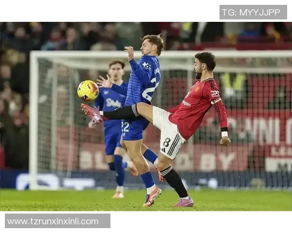 足球明星因比赛争执怒火中烧现场打架瞬间曝光引发热议 足球明星因比赛争执怒火中烧现场打架瞬间曝光引发热议