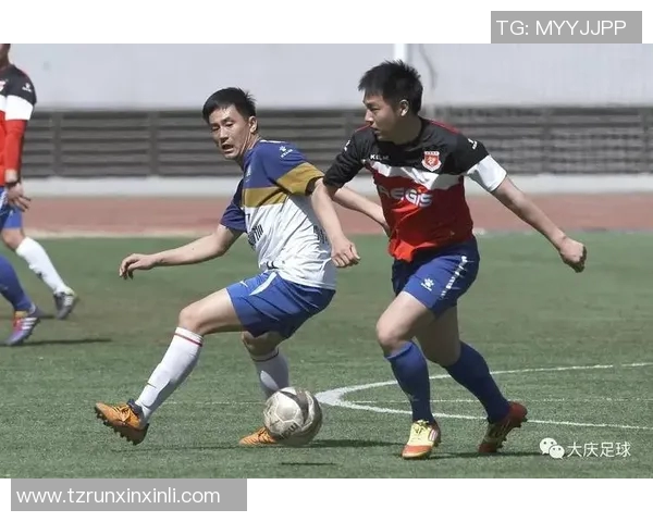 足球明星抵达城市瞬间下飞机视频引发球迷热议和欢呼声 足球明星抵达城市瞬间下飞机视频引发球迷热议和欢呼声